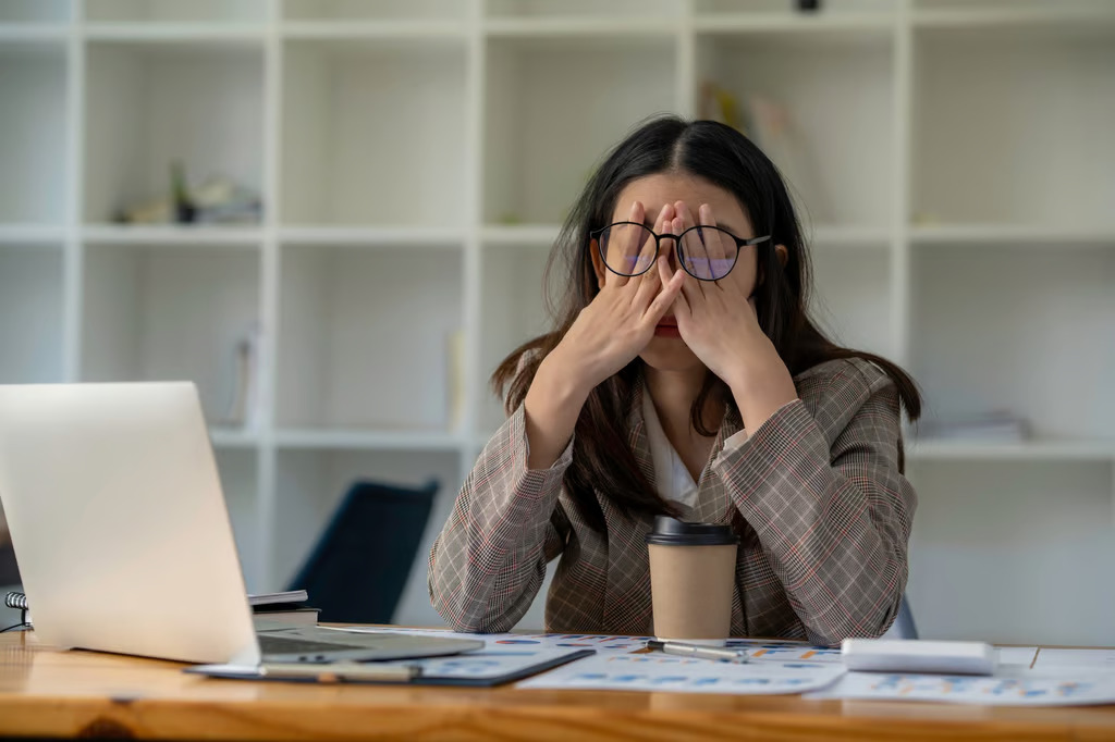 Highlight Workplace Stress as Young Woman Becomes Unresponsive After Supervisor's Reprimand in China