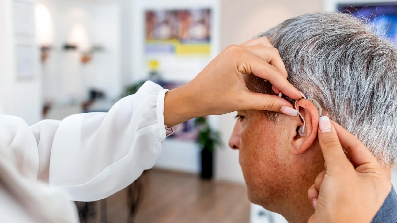 Research Links Hearing Loss in Noisy Environments to Increased Dementia Risk in Older Adults