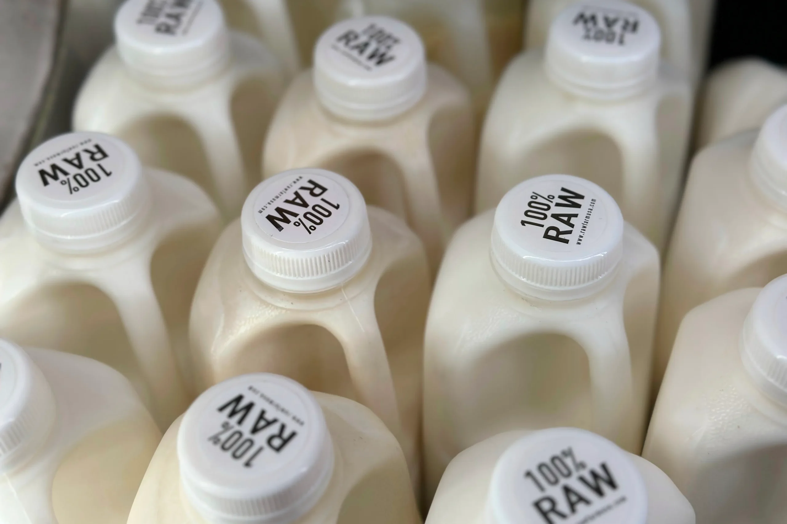 Los Angeles Investigates Possible H5 Bird Flu Cases in Cats Linked to Raw Milk Consumption